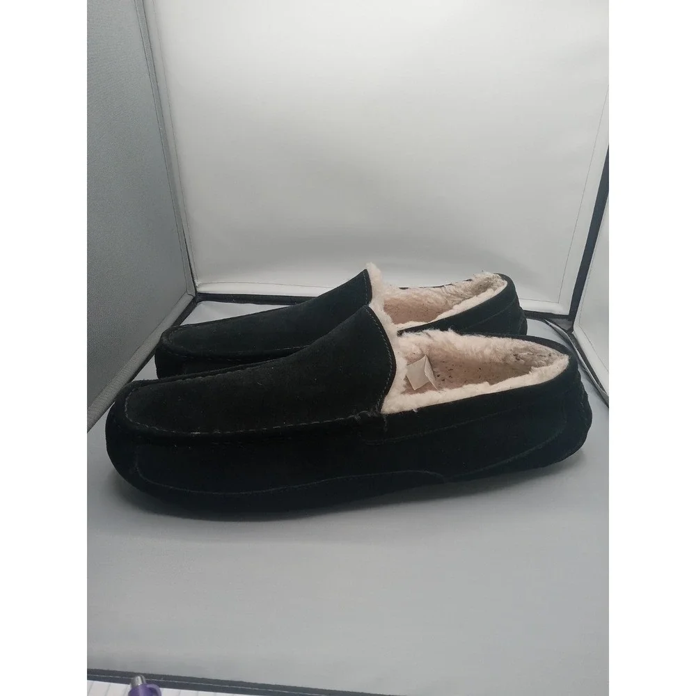 UGG‎ Mens Ascot Slipper Black Suede Size 18 Has A Spot.